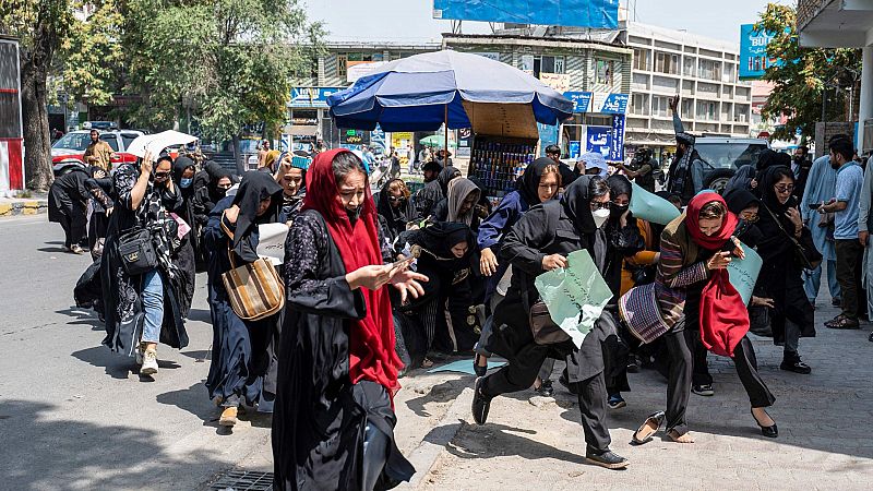 Los talibanes dispersan con disparos una manifestación de mujeres en Kabul
