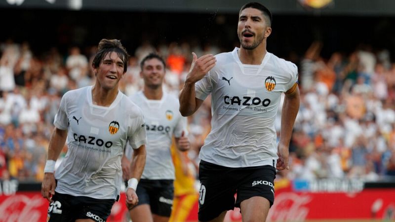 De penalti y sufriendo con uno menos, pero el Valencia se estrena con victoria ante el Girona