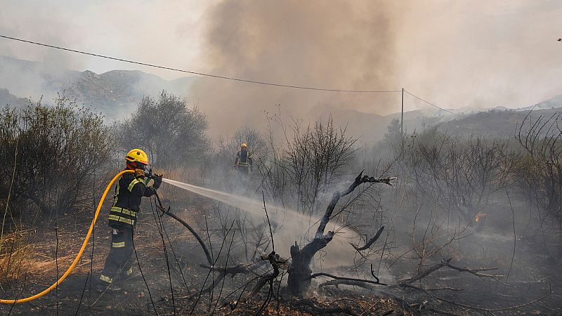 El incendio en Zaragoza deja ocho localidades desalojadas y está en situación "crítica" por la incidencia del viento