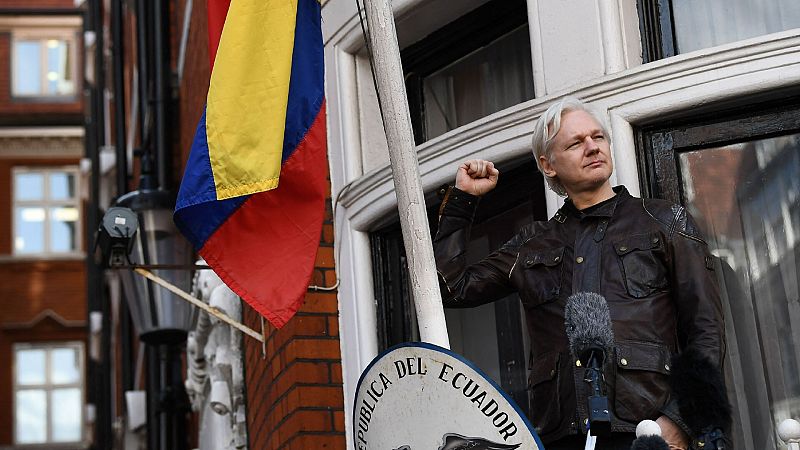 Un grupo de periodistas y abogados demanda a la CIA por espiarlos en sus visitas a Julian Assange