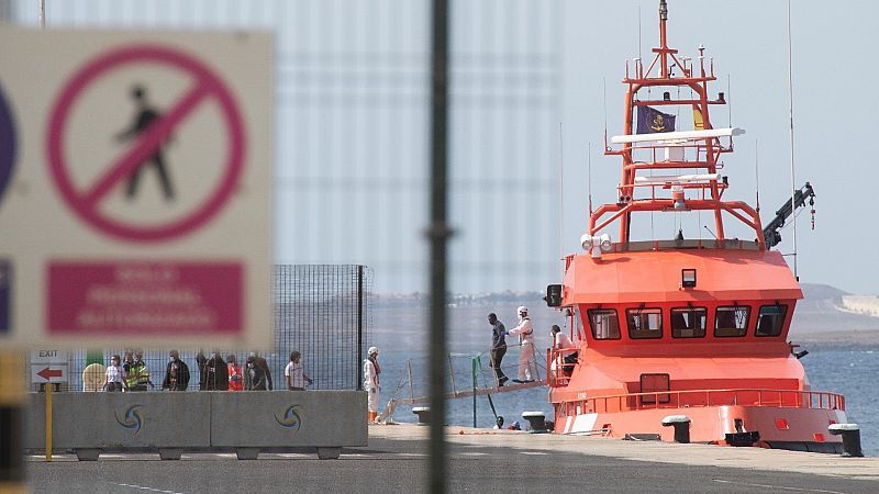 Tres muertos en una patera rescatada con otros 42 migrantes a bordo en la costa de Fuerteventura