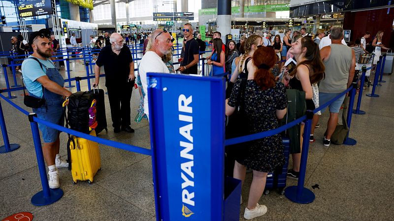 La primera de las cuatro jornadas de huelga de Ryanair esta semana deja seis cancelaciones y 244 retrasos