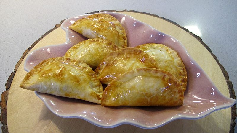 Receta de empanadillas de pimiento rojo y puerro caramelizado