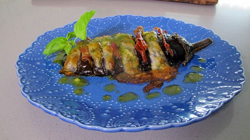 Receta de sndwiches de berenjena rellenos de jamn, mozzarella y albahaca