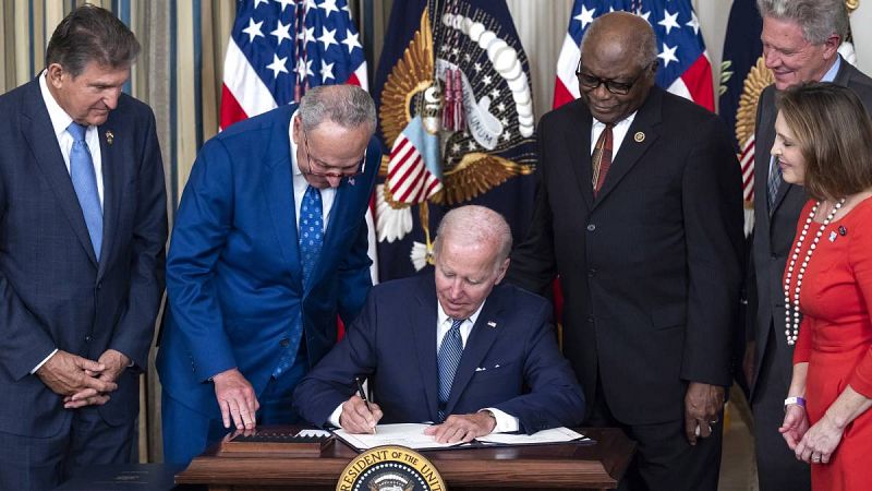 Biden firma la Ley de Inflación, "una de las más importantes de la historia"