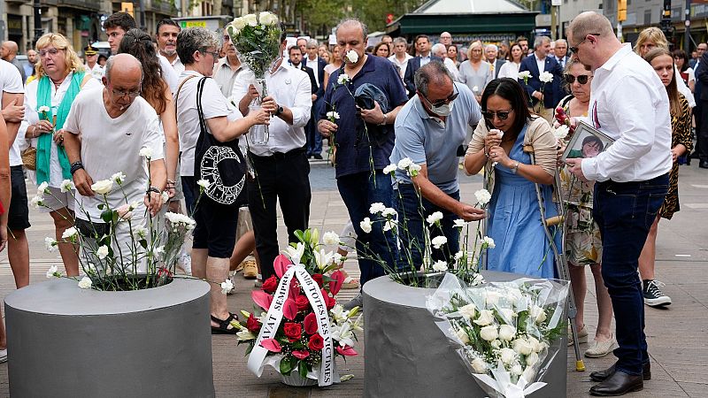 Barcelona rinde homenaje a las víctimas del 17-A entre abucheos y el boicot de algunos independentistas