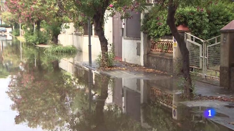 Les fortes tempestes deixen calamarsa i carrers anegats al litoral tarragoní