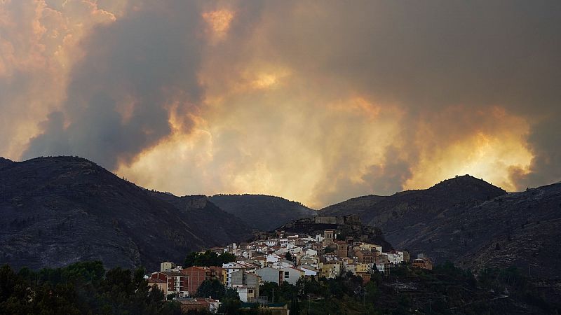La impotencia de los evacuados por el incendio de Bejís: "No podemos hacer nada, esto es triste a morir"