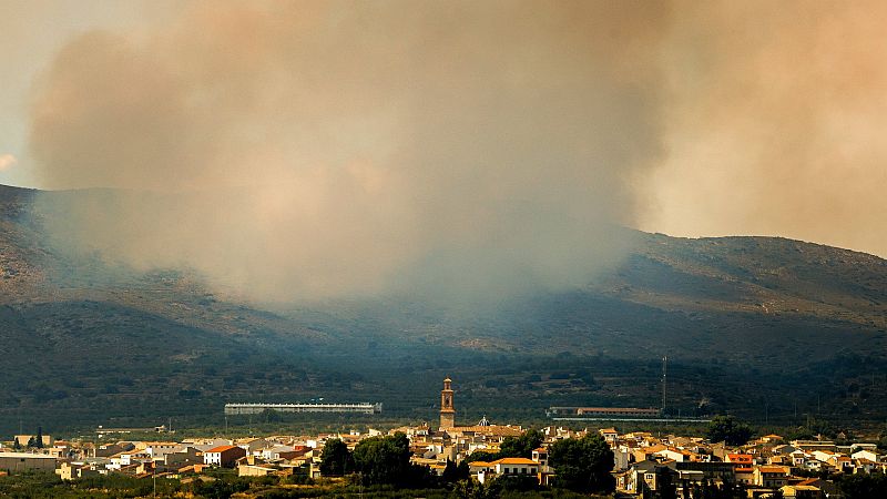 El viento complica la extinción del fuego de Bejís, que sigue activo tras calcinar más de 13.000 hectáreas