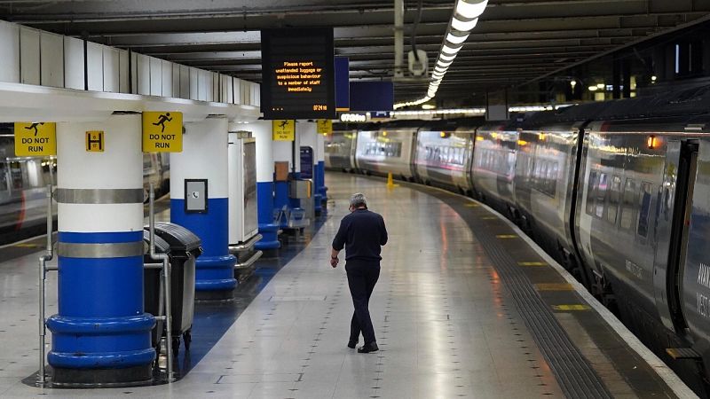 Una huelga de 45.000 trabajadores paraliza la red ferroviaria del Reino Unido