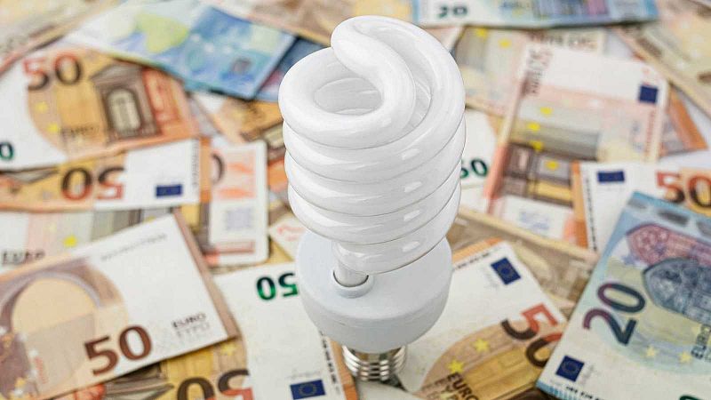 El tope del gas llega a la factura de la luz: así afecta a los consumidores con tarifa regulada o libre