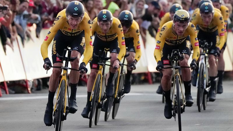 El equipo neerlandés Jumbo-Visma exhibe poderío en casa y Robert Gesink es el primer líder de la Vuelta