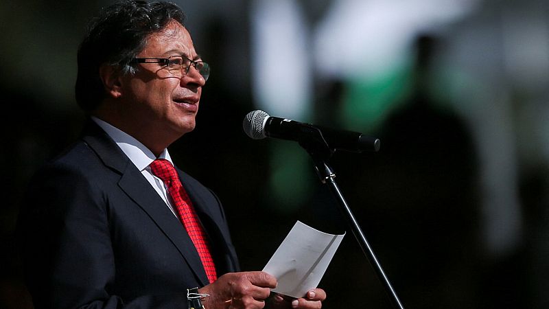 Petro suspende las órdenes de captura y extradición de los negociadores del ELN