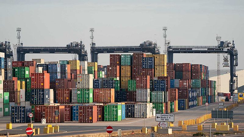 Empleados del mayor puerto de mercancías británico inician una huelga de 8 días