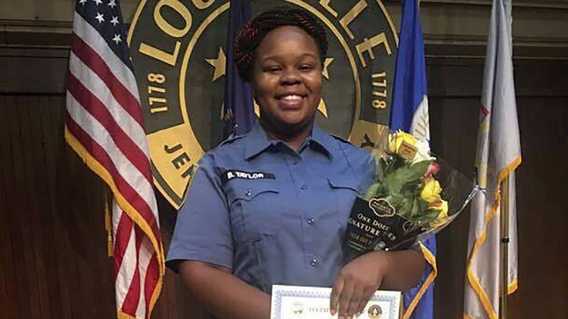 Una agente de policía se declara culpable de encubrir la muerte de la afroamericana Breonna Taylor en EE.UU.
