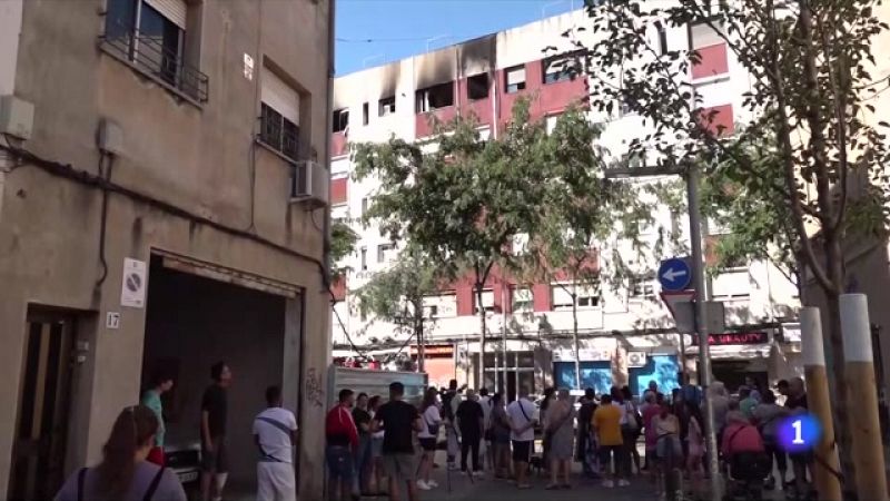 Dos menors crítics després de precpipitar-se en fugir d'un incendi a Badalona