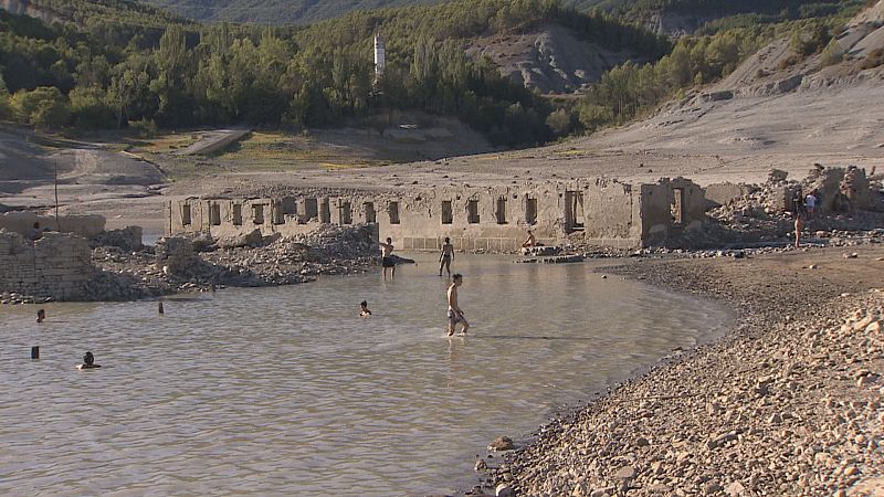 Descubre la joya arquitectnica que deja al descubierto la sequa en el embalse de Yesa, Navarra