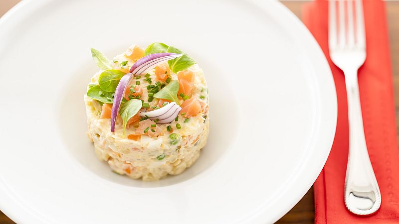 Ensaladilla angelina, con salmón ahumado y bonito del norte