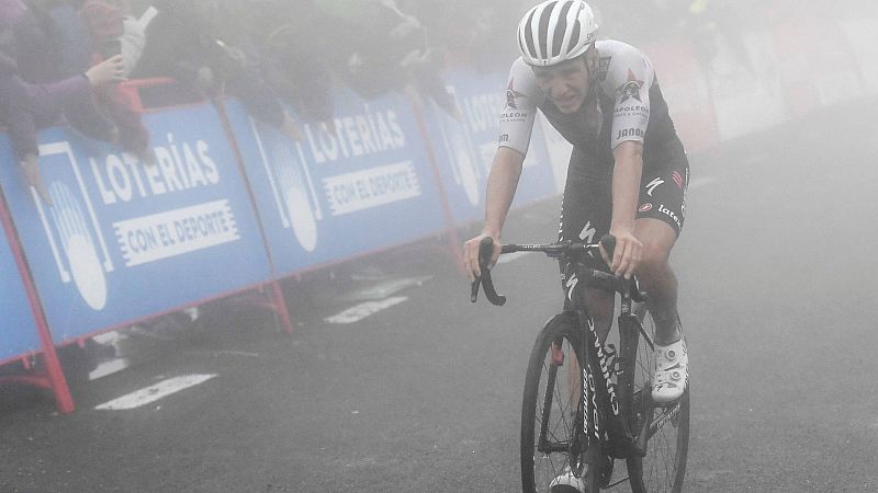 Evenepoel pone la Vuelta patas arriba bajo la niebla del Pico Jano