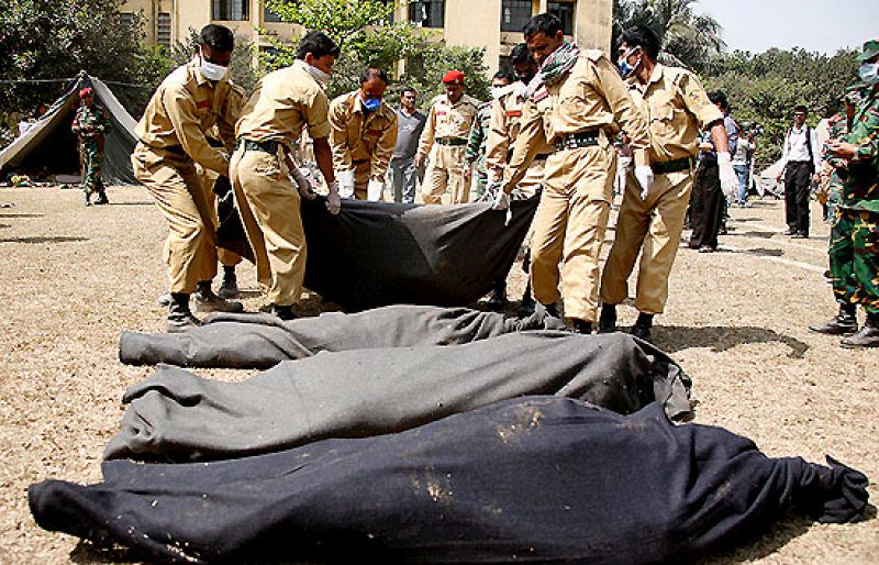 El Ejército de Bangladesh se apacigua mientras siguen descubriendo cadáveres tras el motin