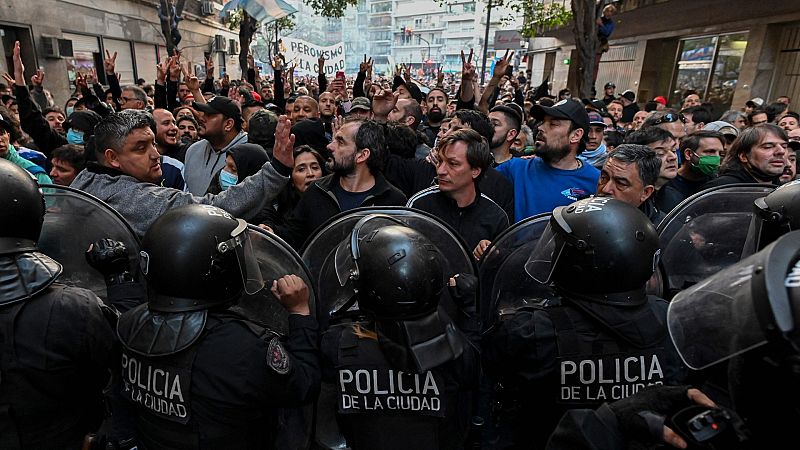 Una concentración en apoyo a Cristina Fernández frente a su casa termina en enfrentamientos con la Policía