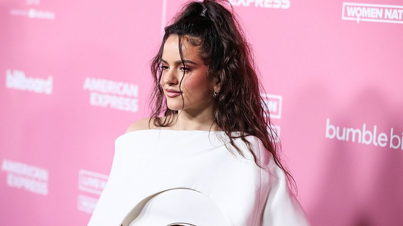 Rosalía se va de gira con este libro: ¿qué novela no puede parar de leer?