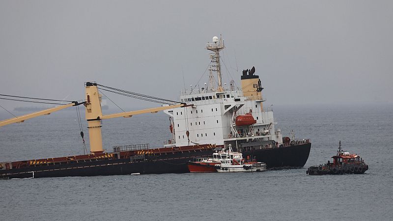 El buque accidentado en Gibraltar comienza a verter combustible al mar tras partirse en dos