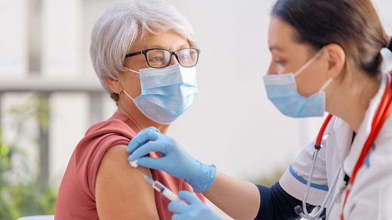 Los expertos advierten de la importancia de vacunarse contra la gripe ante el primer otoño sin mascarillas