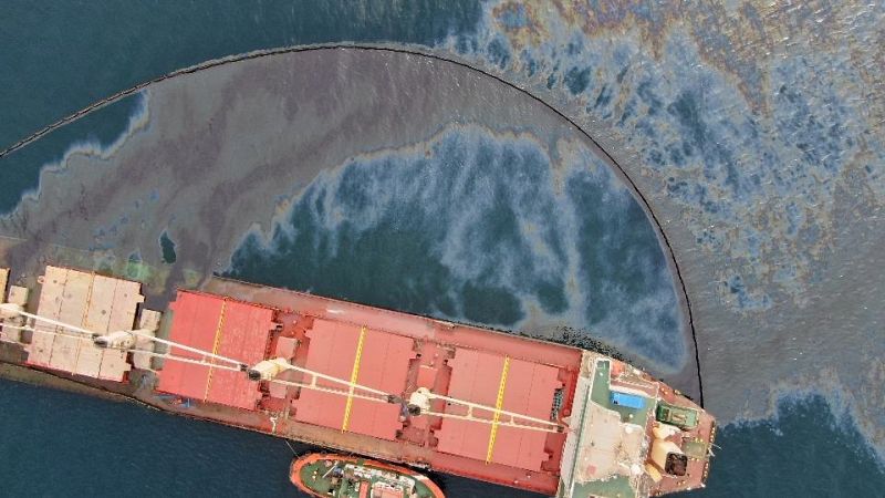 Gibraltar confirma una "fuga importante" de combustible del buque accidentado junto a la costa