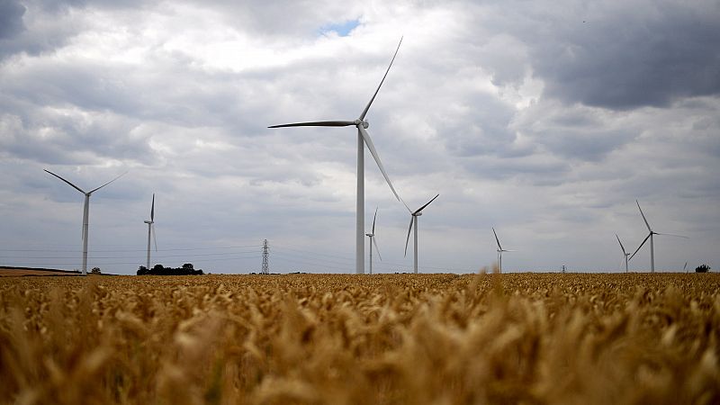 Bruselas estudia limitar el precio de las renovables para contener la factura eléctrica