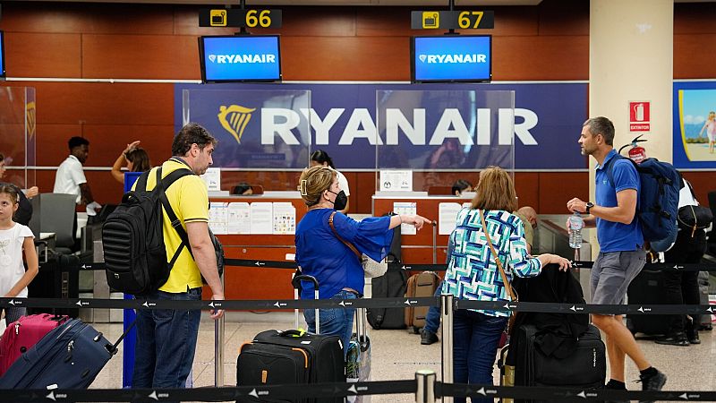 Las huelgas de tripulantes de Iberia Express y Ryanair dejan 234 retrasos y seis cancelaciones este jueves