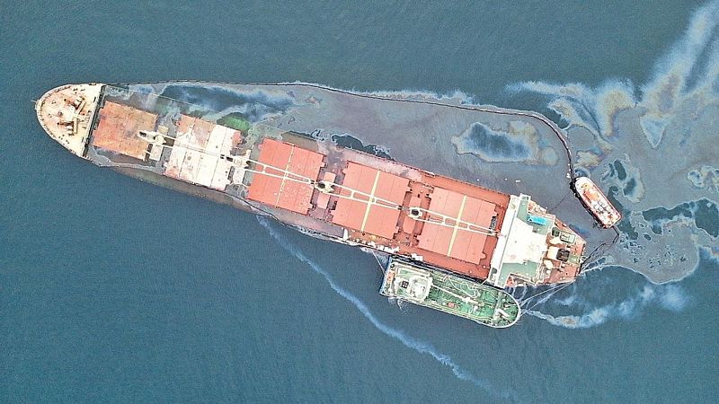 Bombean "con éxito" el gasóleo del buque accidentado en Gibraltar y comienza la retirada del fuel
