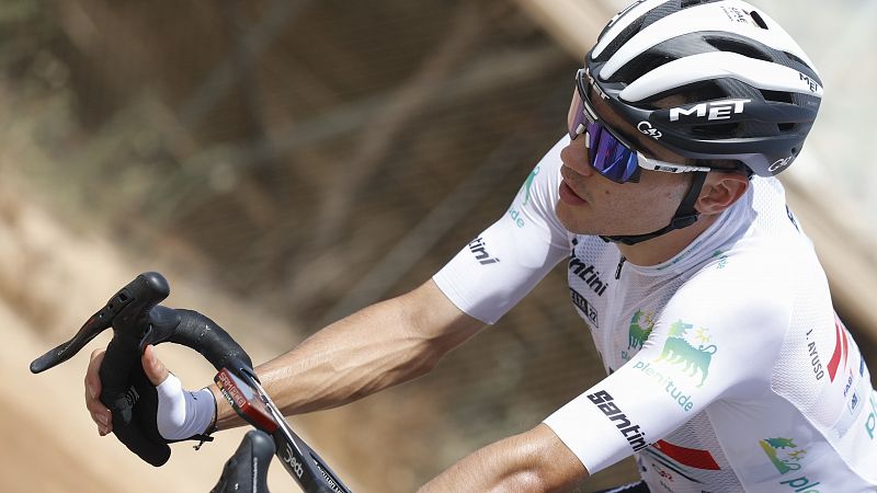 Juan Ayuso da positivo en COVID, pero seguirá en La Vuelta