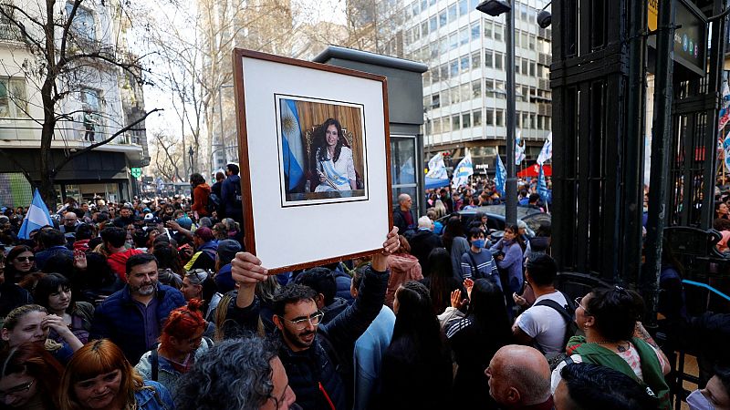 Miles de manifestantes se movilizan en Argentina en repulsa por el ataque a Cristina Fernández