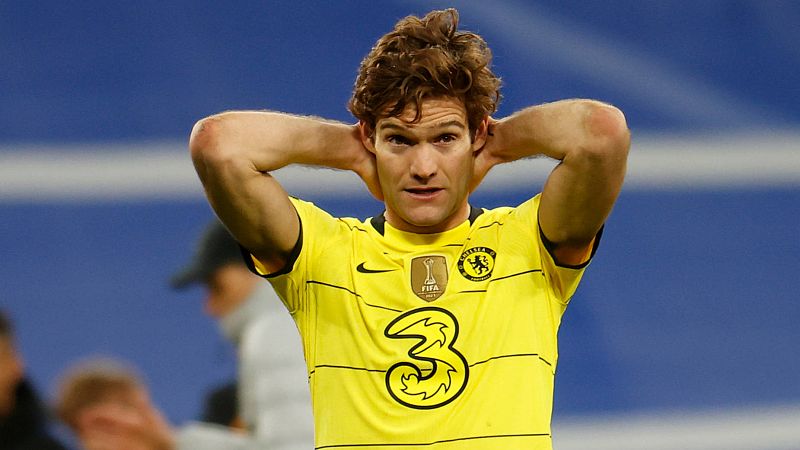 El Barça hace oficial el fichaje de Marcos Alonso por una temporada