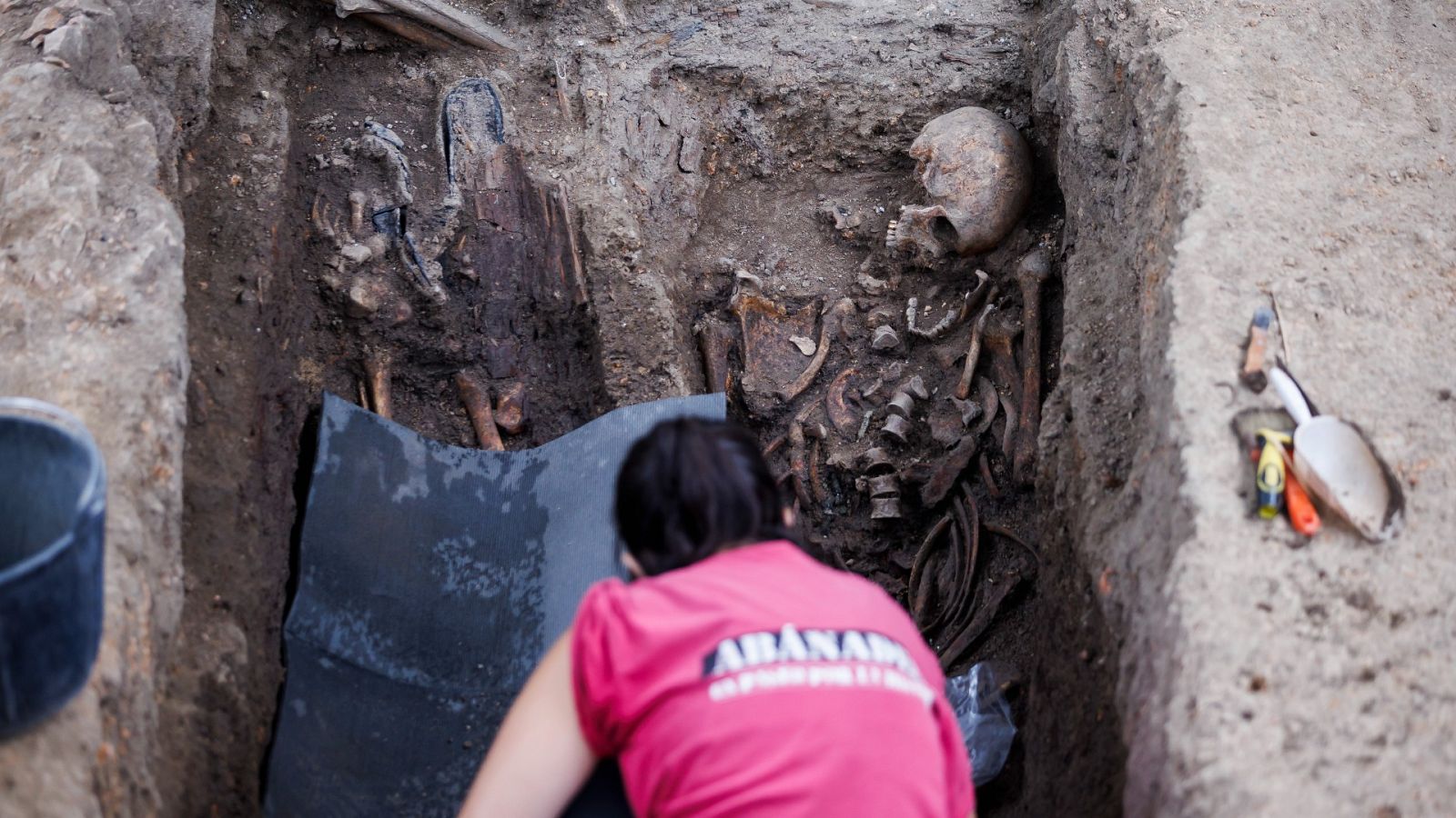 Recuperan restos de 13 fusilados en la primera exhumación en Madrid | Ver