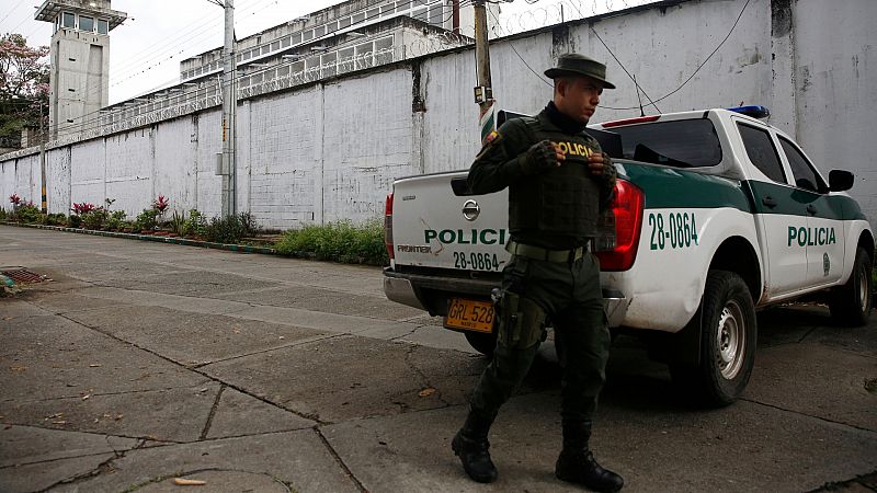 El asesinato de siete policías en el suroeste de Colombia desafía la propuesta de "paz total" de Petro