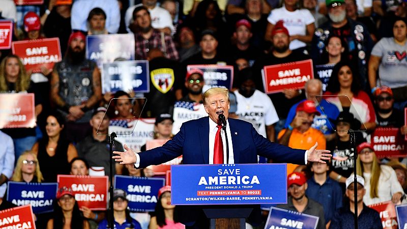 Trump califica a Biden como "enemigo del Estado" en su primer mitin desde el registro de Mar-a-Lago por el FBI