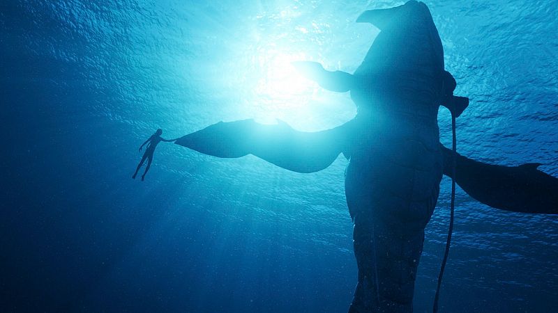 'Avatar: El sentido del agua', James Cameron vuelve a deslumbrar en 3D para rescatar a los cines
