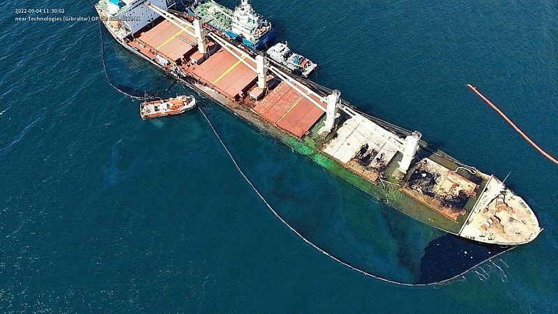 Vacían por completo los tanques de aceite lubricante del buque varado en Gibraltar