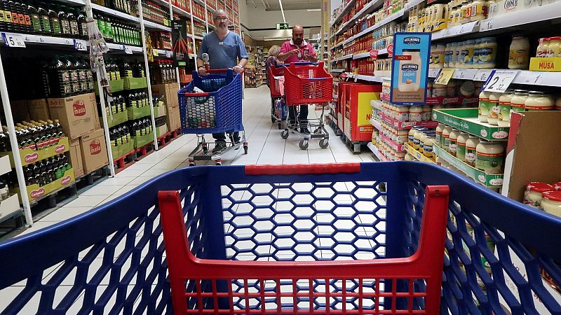 Carrefour anuncia una cesta básica de 30 productos a 30 euros para "aliviar" la situación de las familias