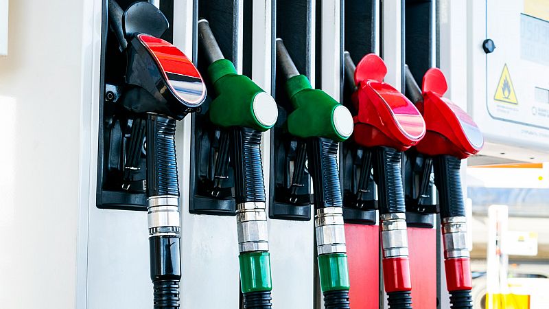 La gasolina registra una nueva caída mientras el diésel sigue al alza