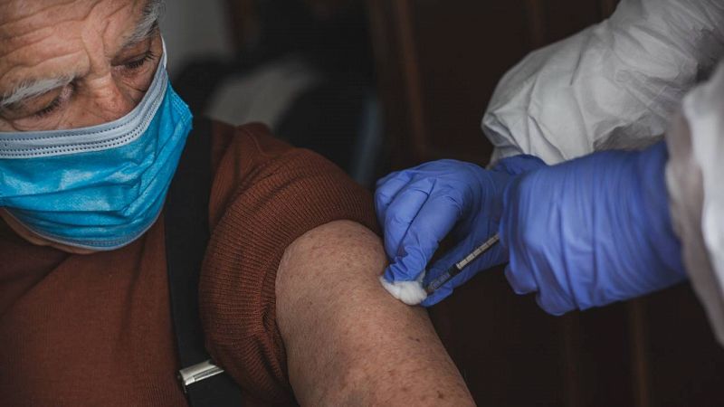 Catalunya inclou la vacuna contra l'herpes zòster en gent gran i la del virus del papil·loma per als nois