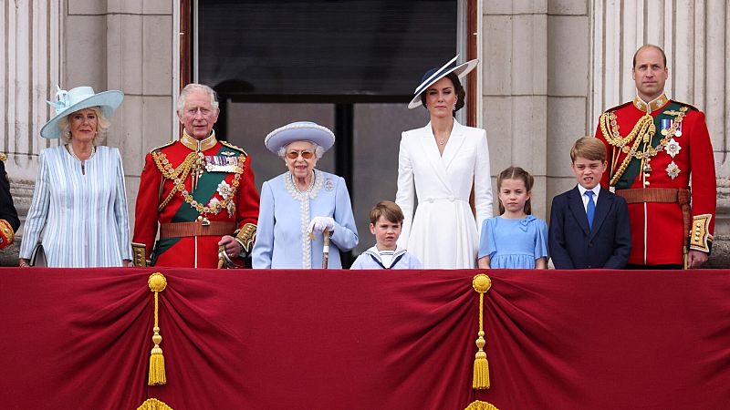Isabel II, el pilar de una monarquía "con buena salud" que entra en un cambio de era con Carlos III