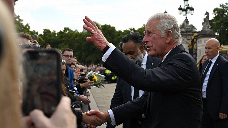 Carlos, recibido en Buckingham Palace con cánticos de "Dios salve al rey"