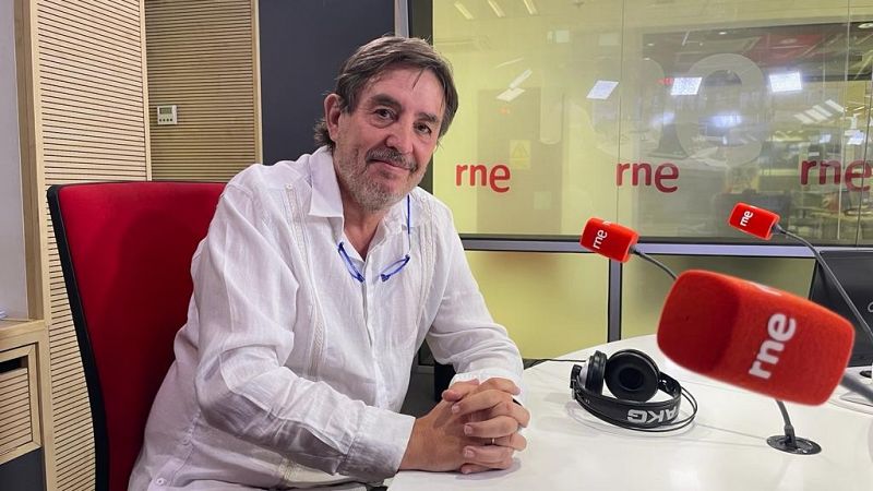 García Montero lleva a un poemario el adiós a Almudena Grandes: "Es un libro escrito sin ninguna máscara"