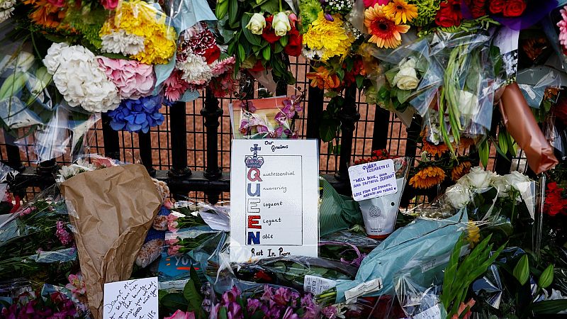 Las flores y lágrimas inundan Londres en el tributo a Isabel II: "La reina se merece esto y mucho más"