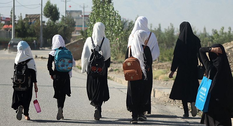 Las mujeres afganas protestan por el cierre de las escuelas de secundaria en el este del país
