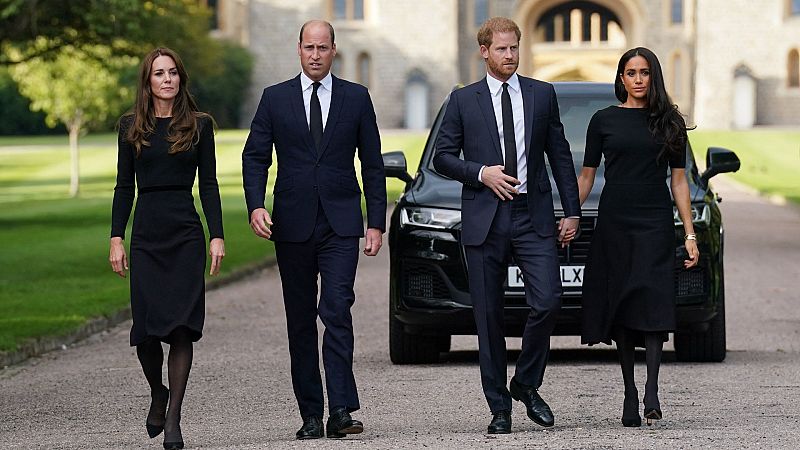 Guillermo y Enrique saludan a la multitud en Windsor en una imagen de unidad: así ha sido el reencuentro