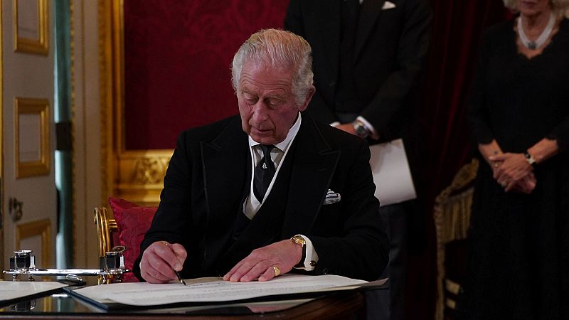 La proclamación de Carlos III trasluce el estilo del nuevo rey: elimina la palabra "poderoso" y cita al Parlamento